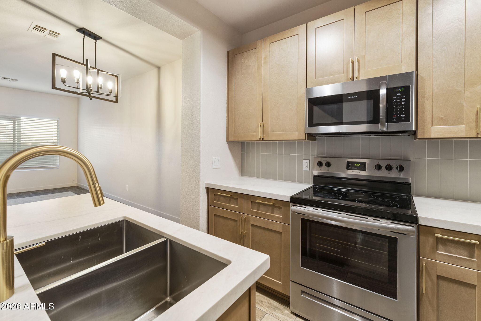 1961 N HARTFORD Street 1140