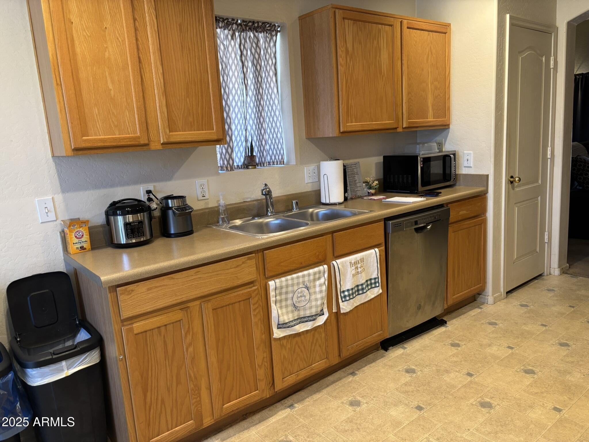 Tolleson, Arizona 85353, United States, 3 Bedrooms Bedrooms, ,2 BathroomsBathrooms,Residential,Active,187884