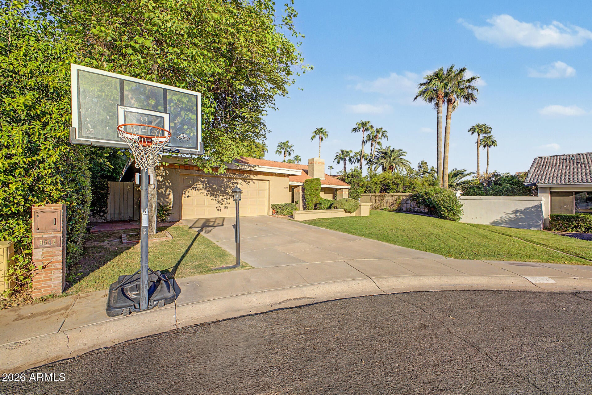 8547 N WOODLAND Court