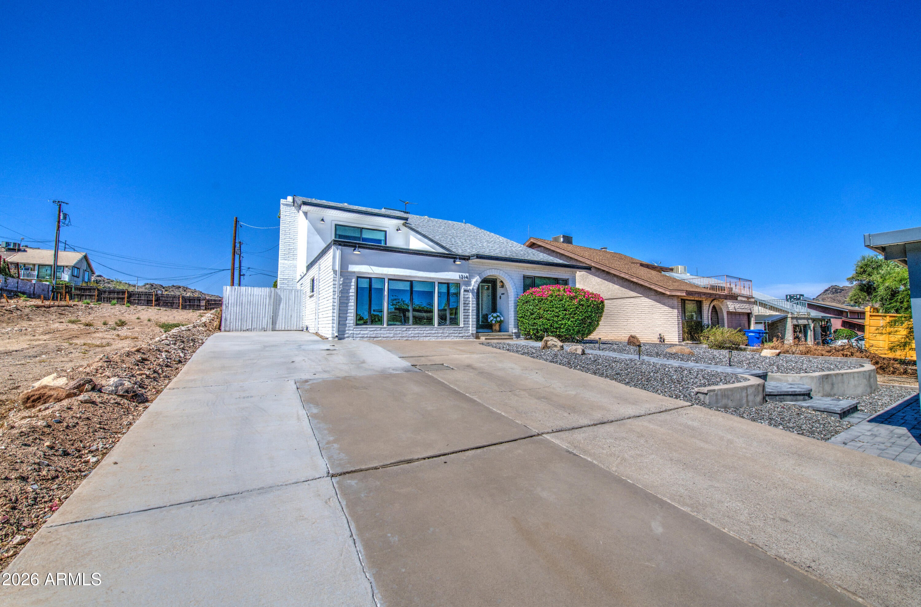 1214 E DESERT COVE Avenue