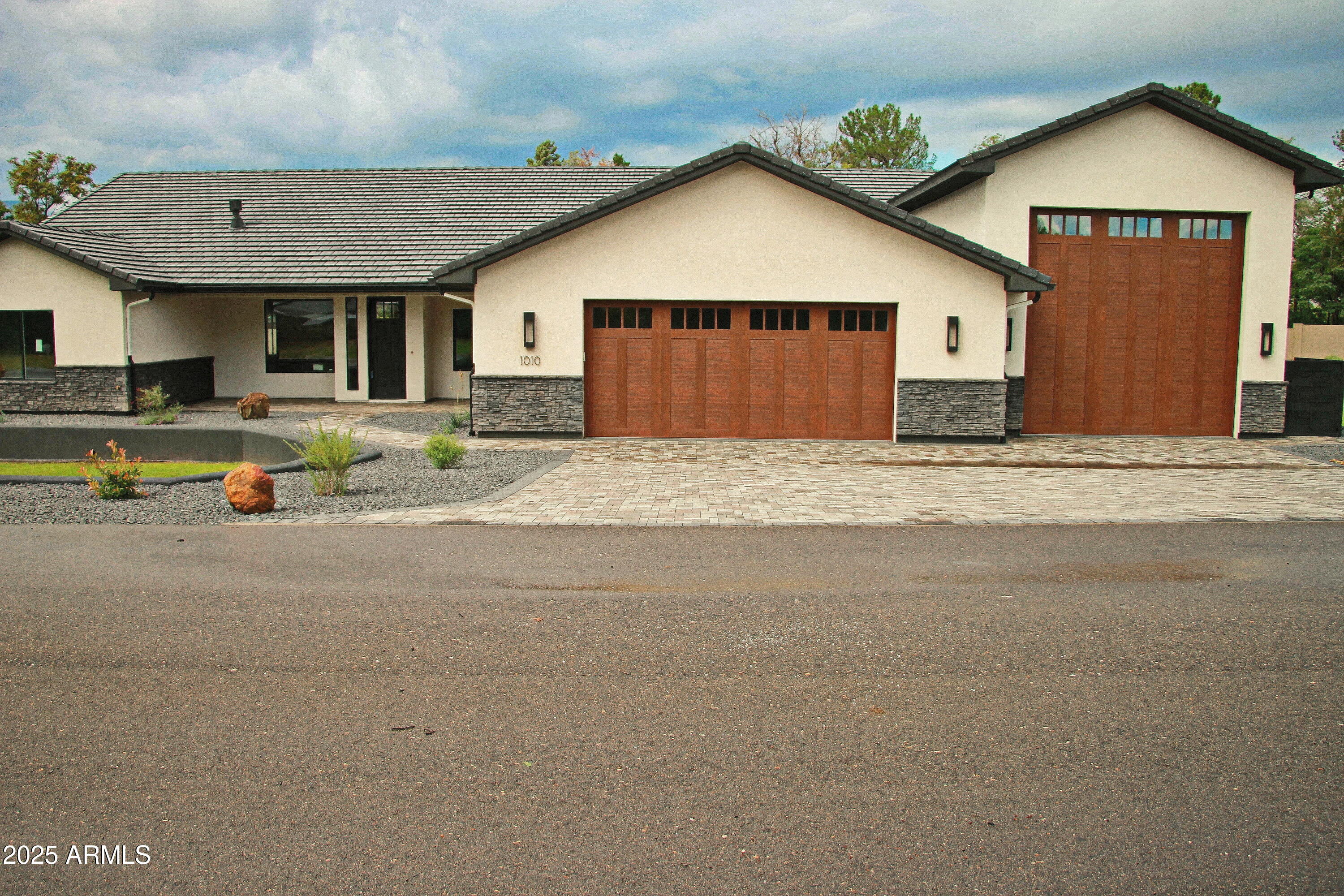 1010 S Clarence LN Lane