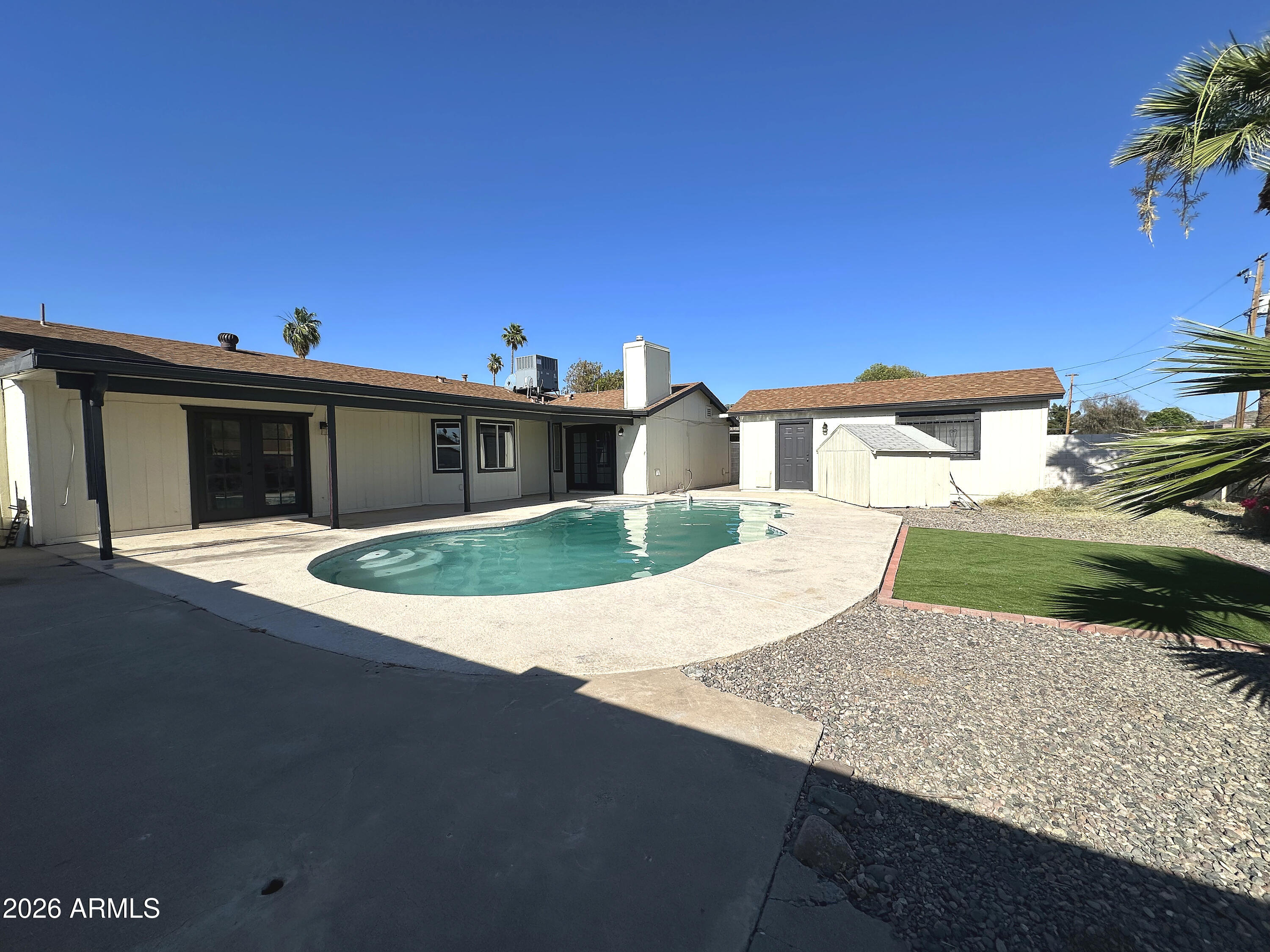 1919 W VOLTAIRE Avenue