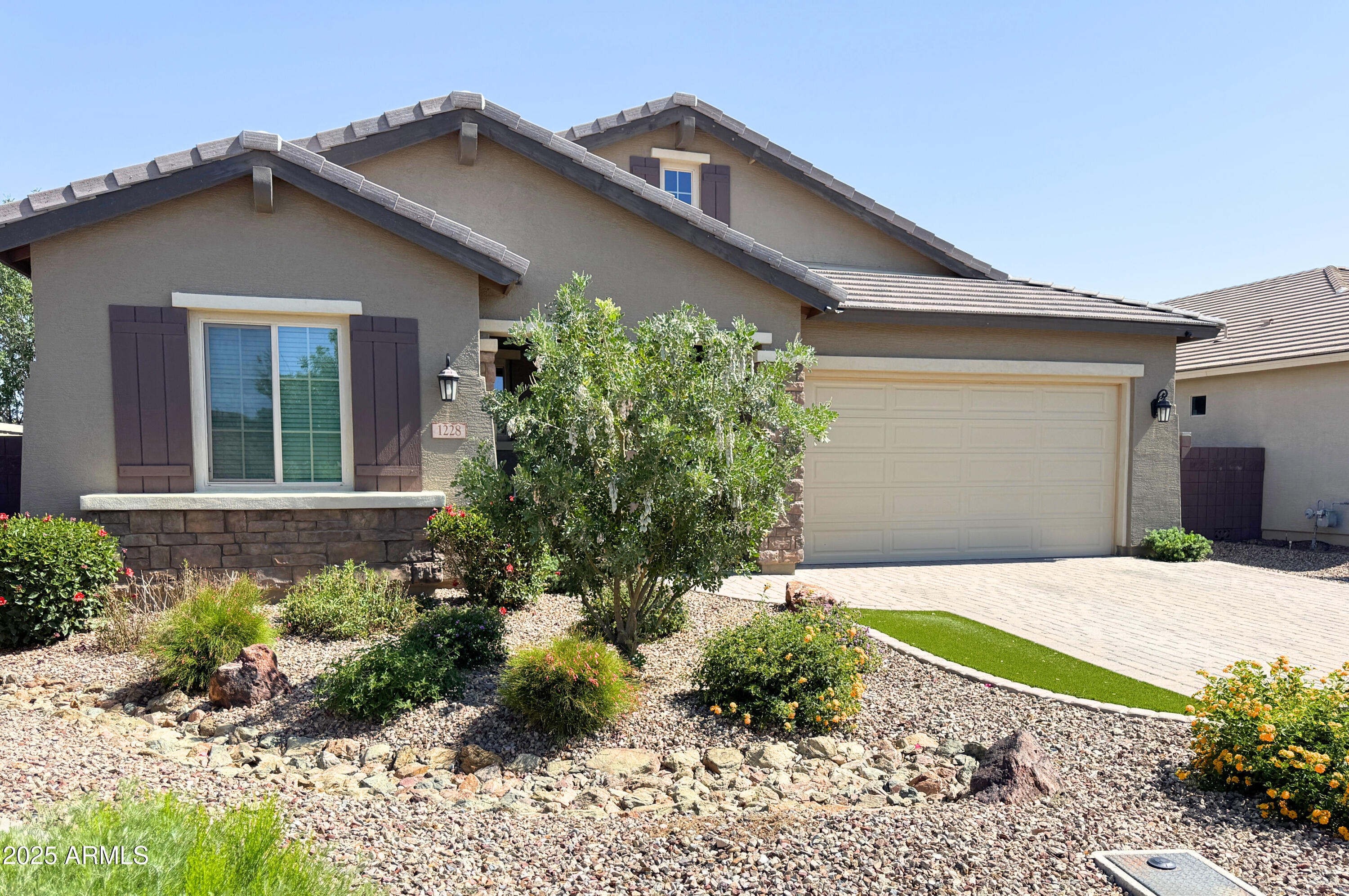 Homes 2 1228 W Snowbell Avenue