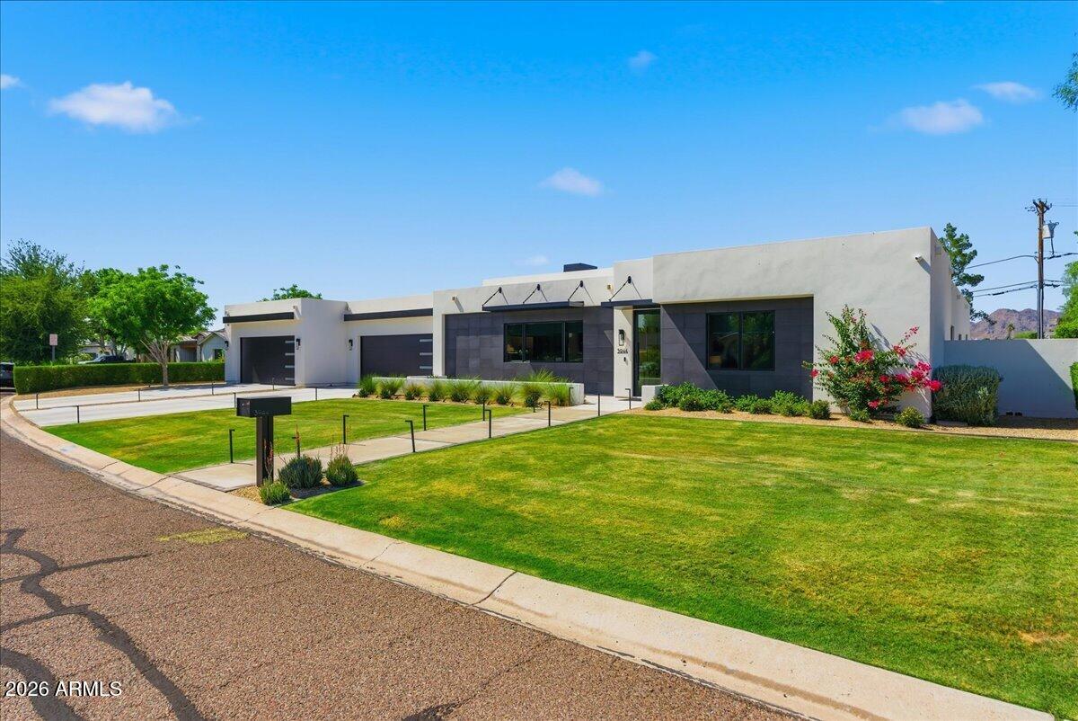 3944 E ROMA Avenue