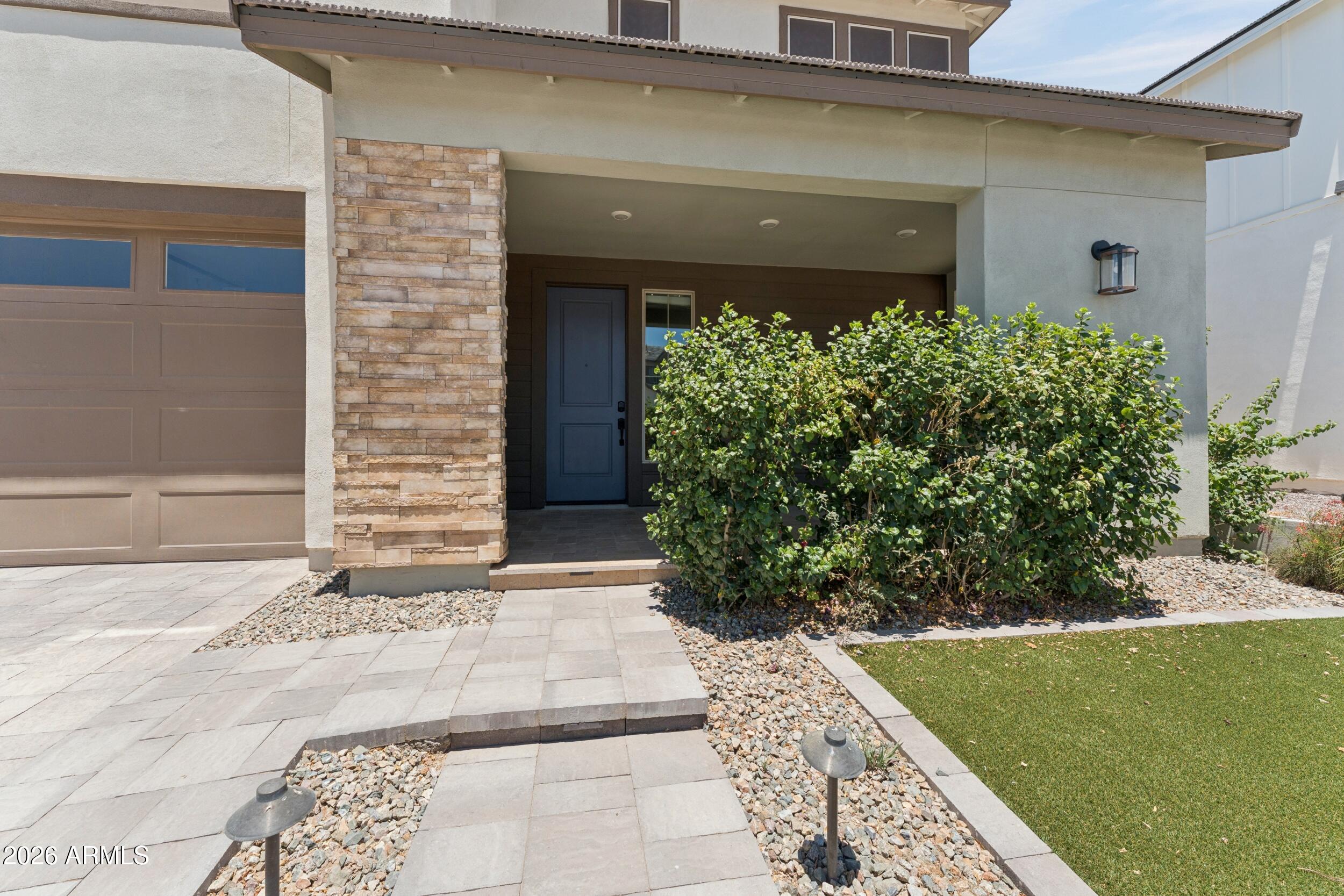 1524 E CAROB Court