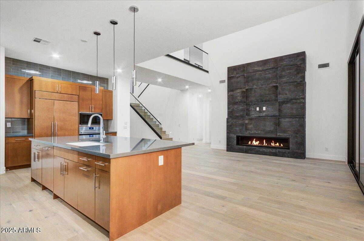 100 W NORTHERN Avenue 7