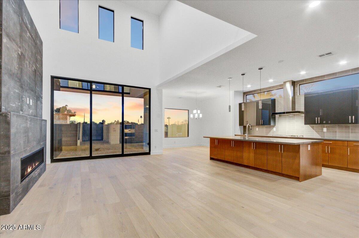 100 W NORTHERN Avenue 7