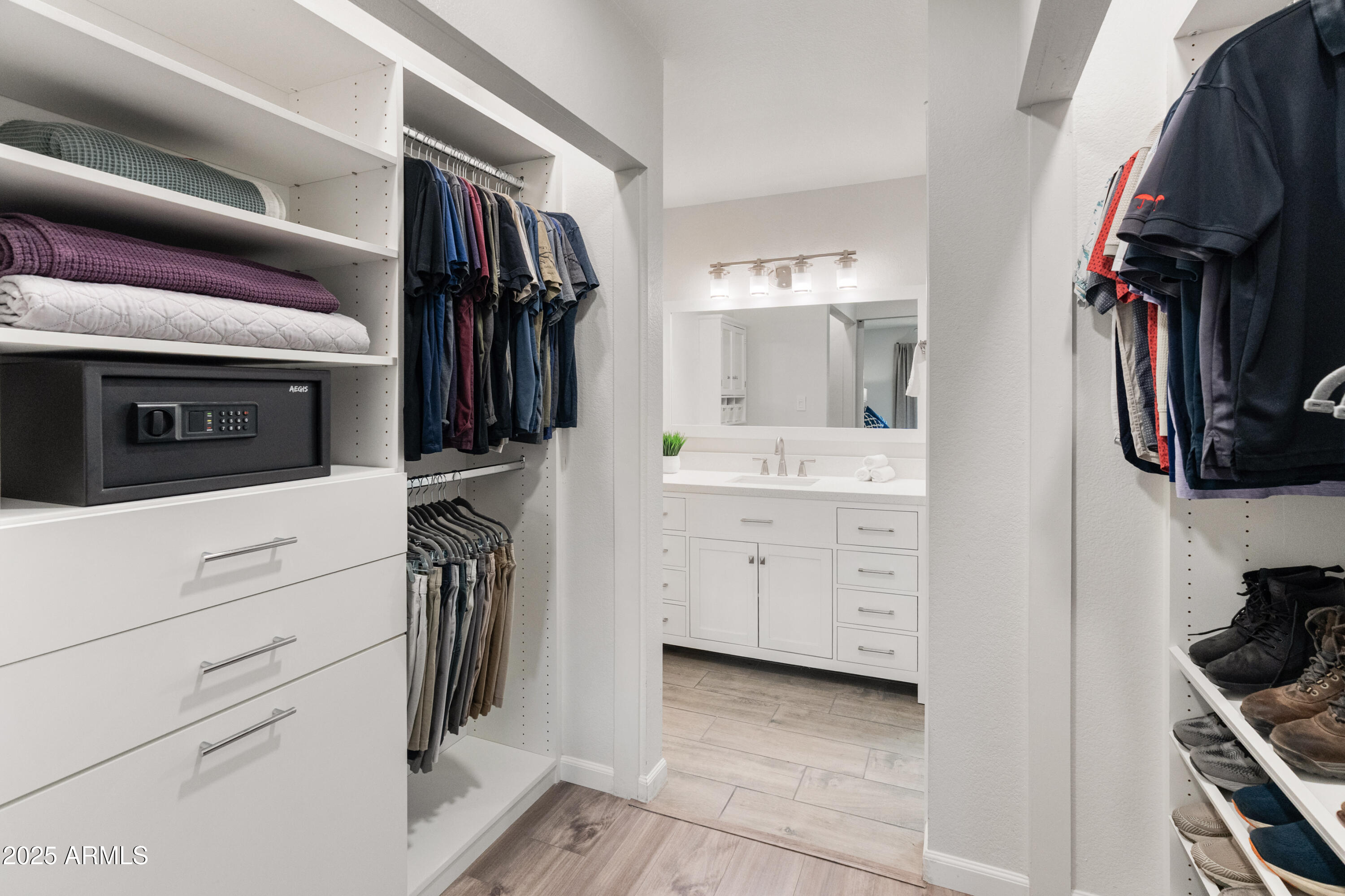 Scottsdale, Arizona 85260, United States, 2 Bedrooms Bedrooms, ,2 BathroomsBathrooms,Residential,Pending,136506