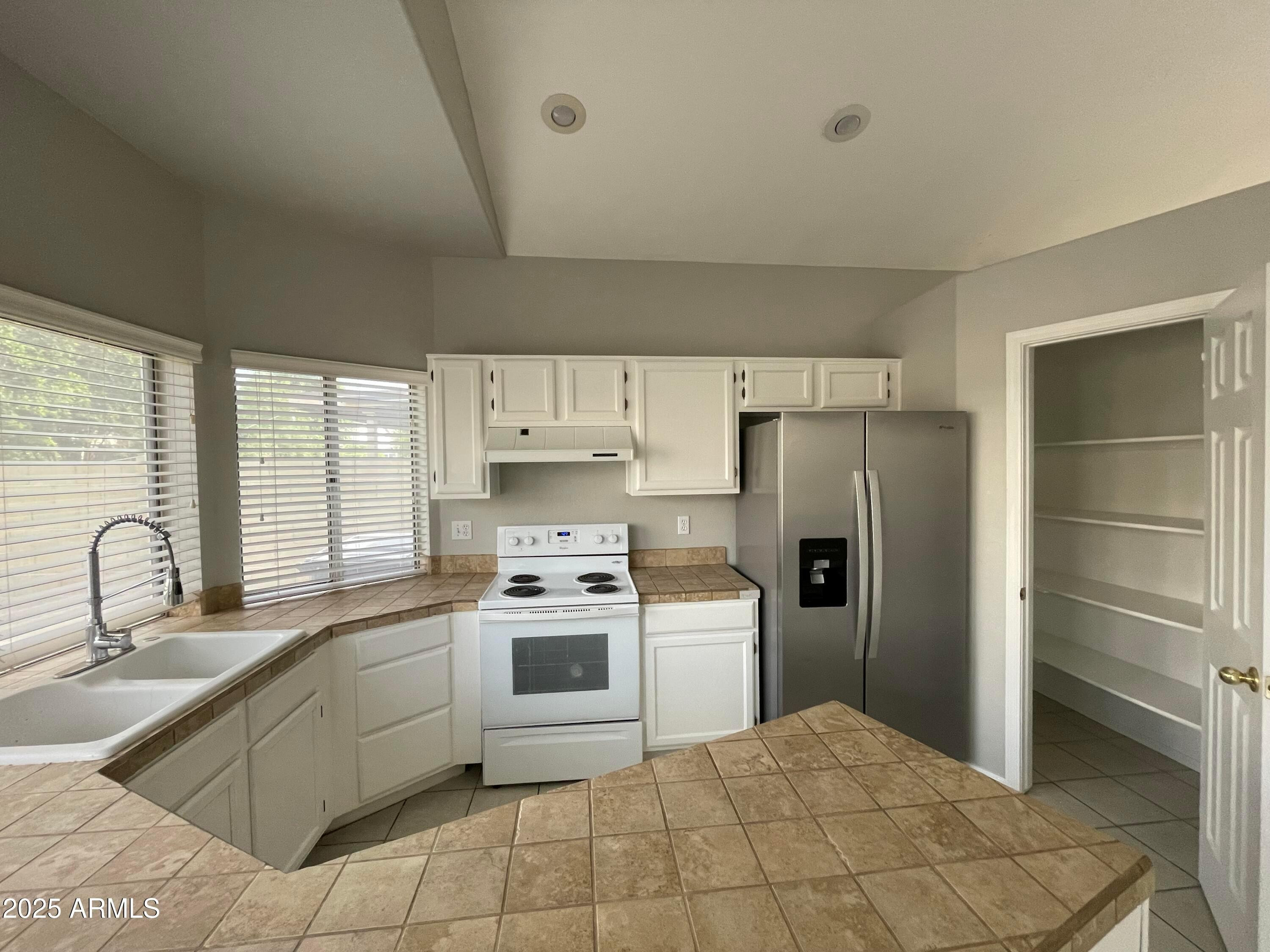 5222 W Fairview Street