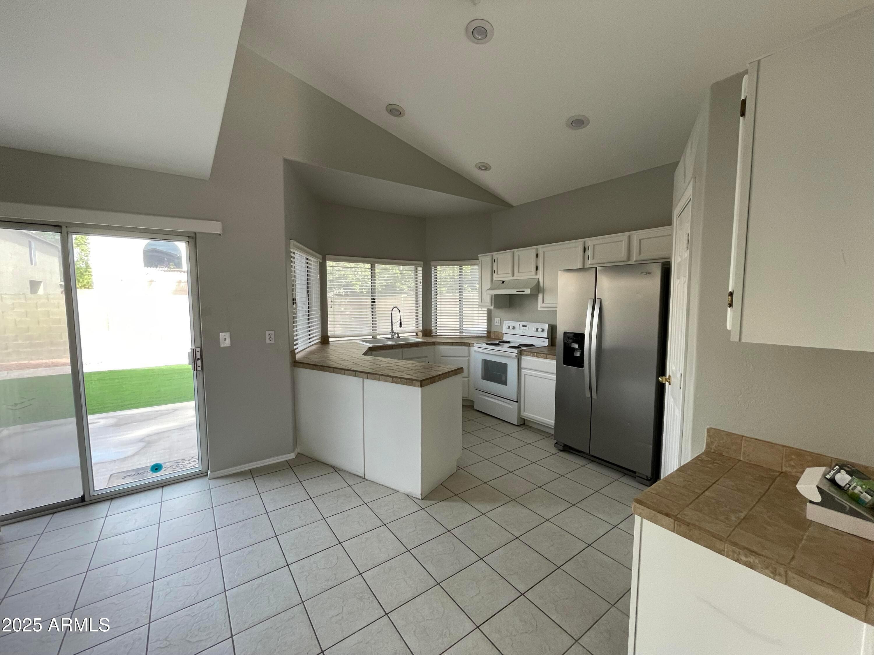 5222 W Fairview Street