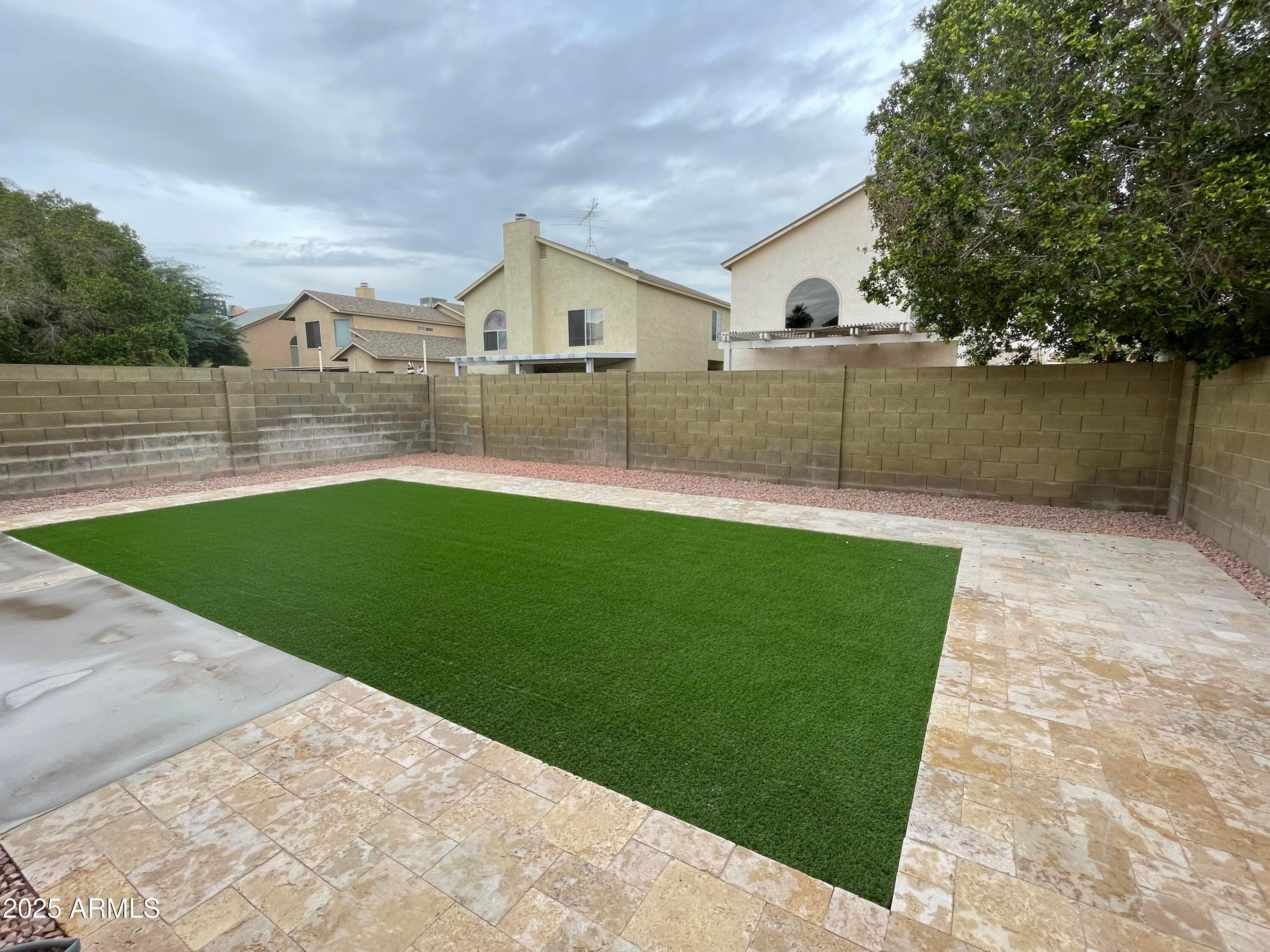 5222 W Fairview Street