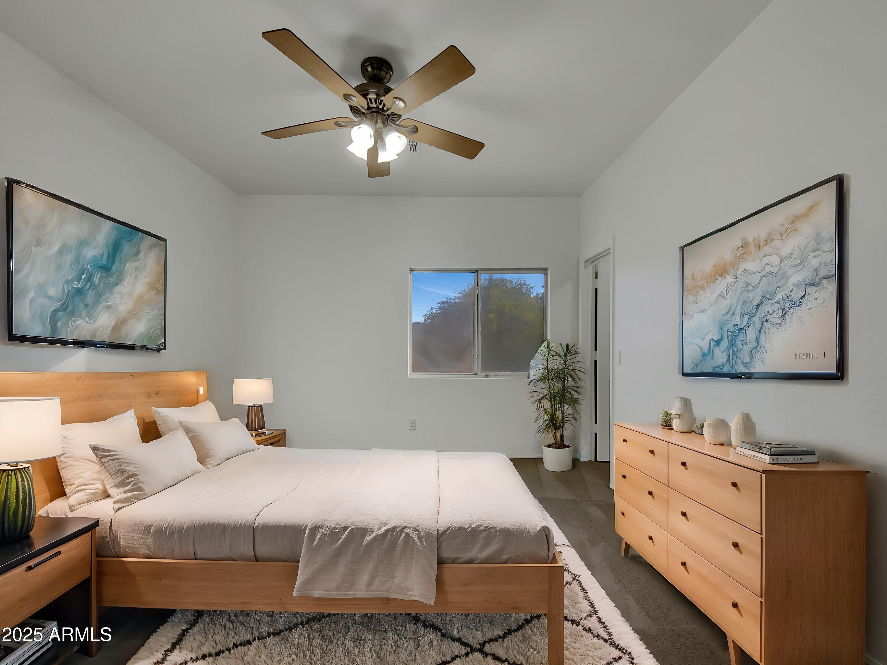 881 E LYNX Way