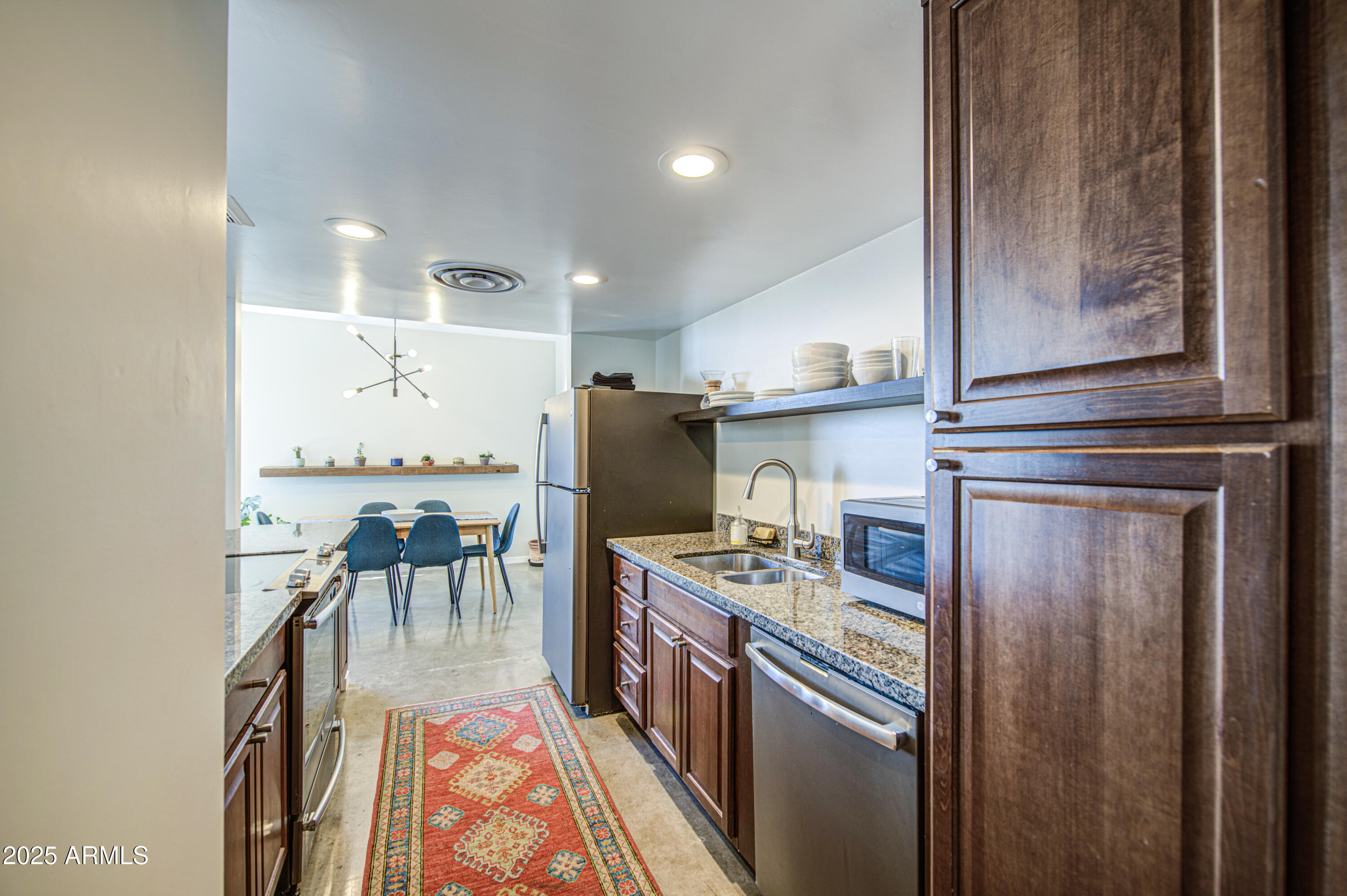 207 W CLARENDON Avenue 20B