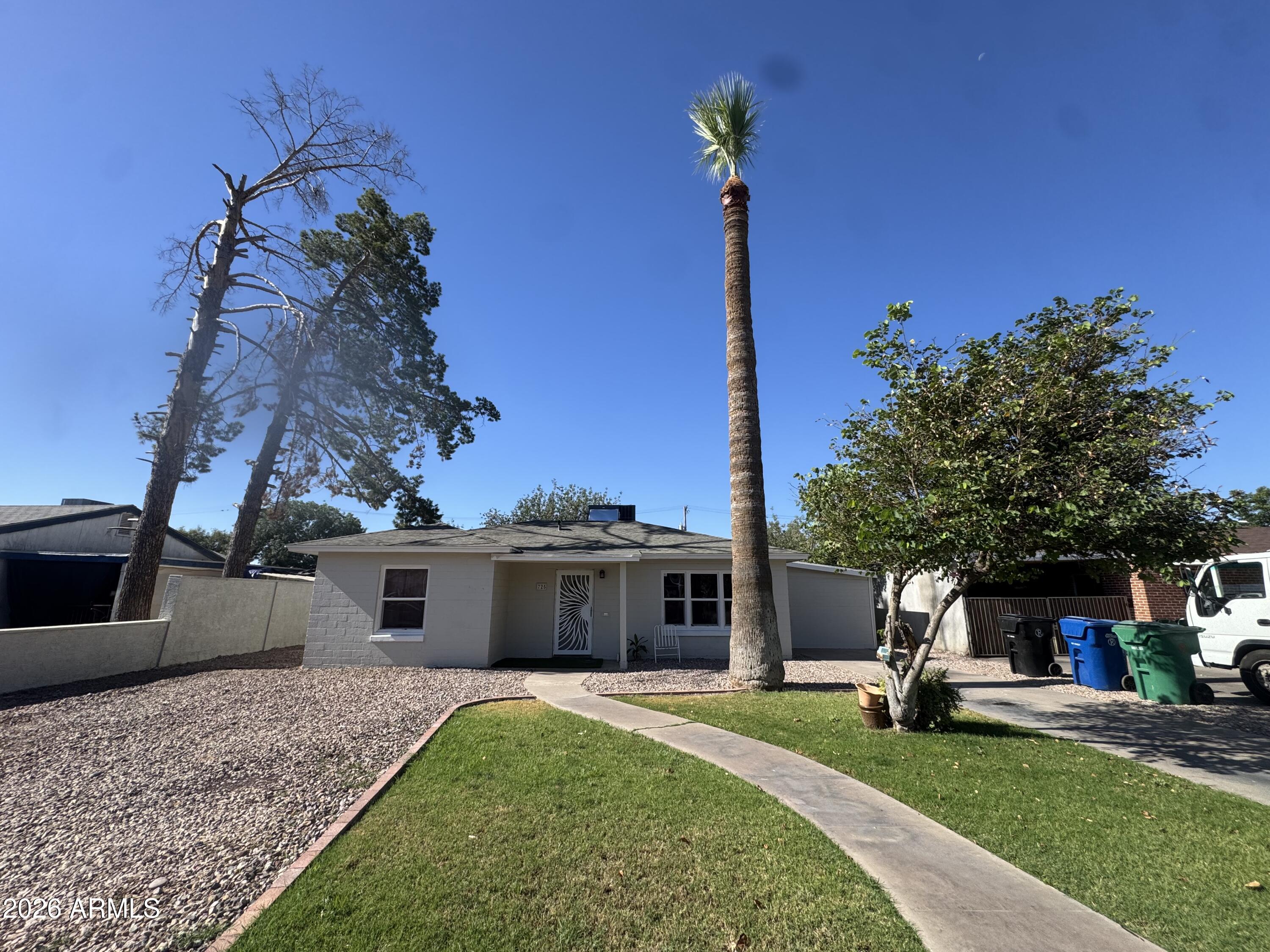 725 E 1ST Street