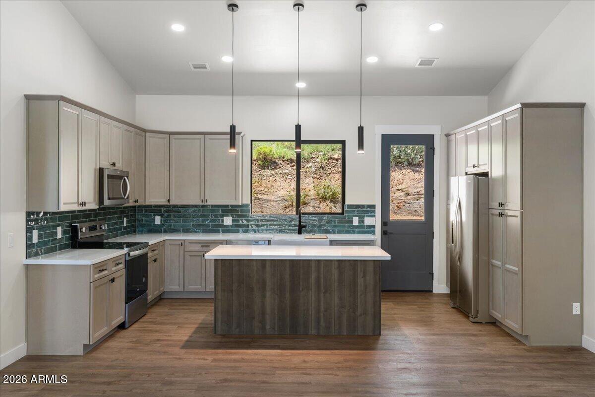 9977 E ARROWHEAD Drive