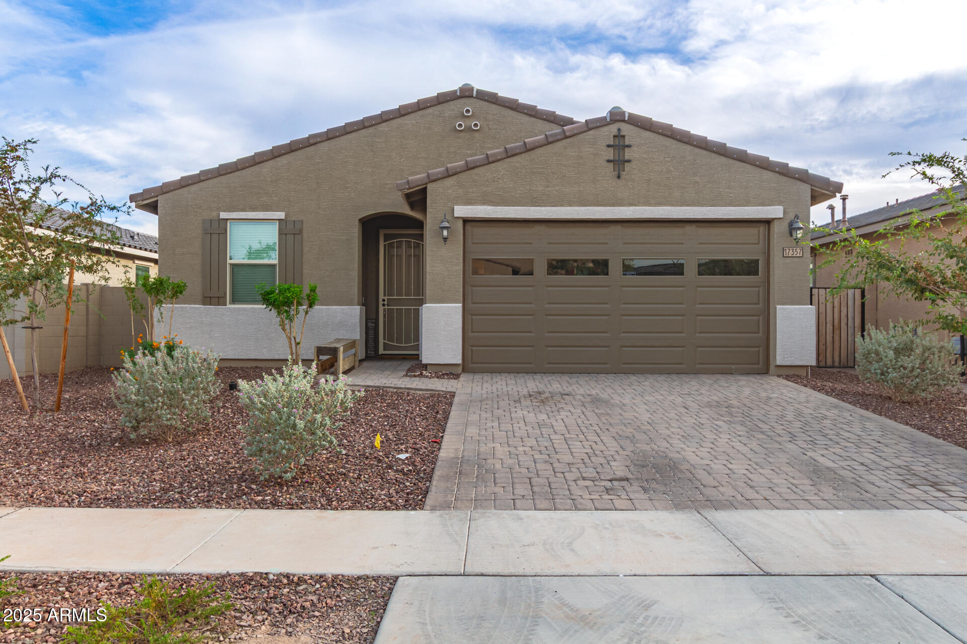 17357 W RUNNING DEER Trail