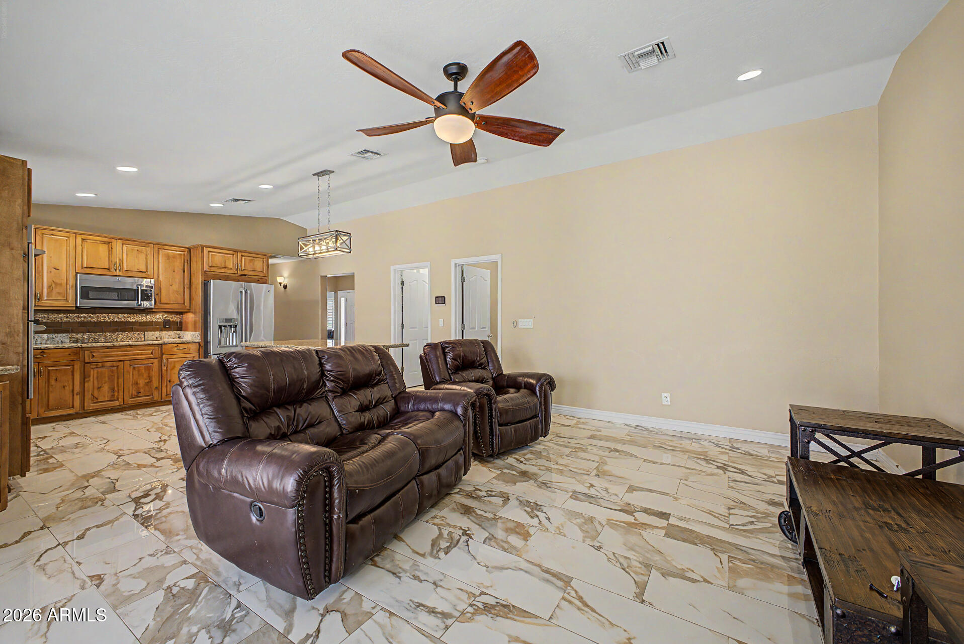 802 E ROBERTS Road
