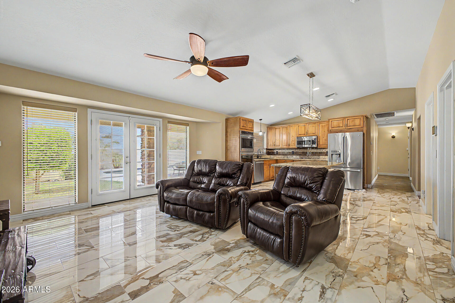 802 E ROBERTS Road