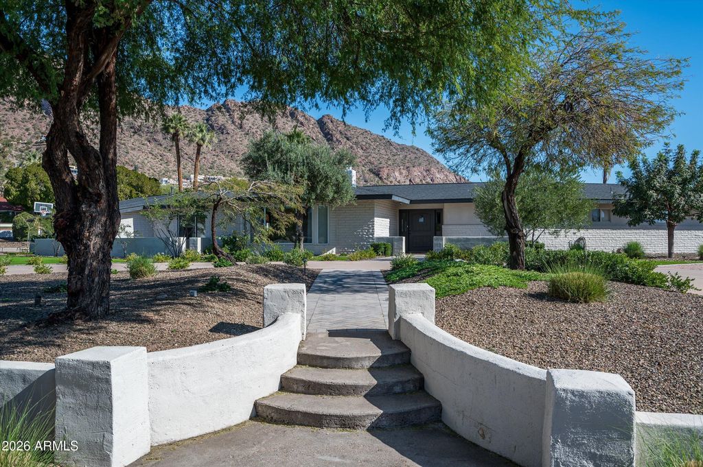 Photo of 4545 N Royal View Drive E, Phoenix, AZ 85018 (MLS # 6976903)