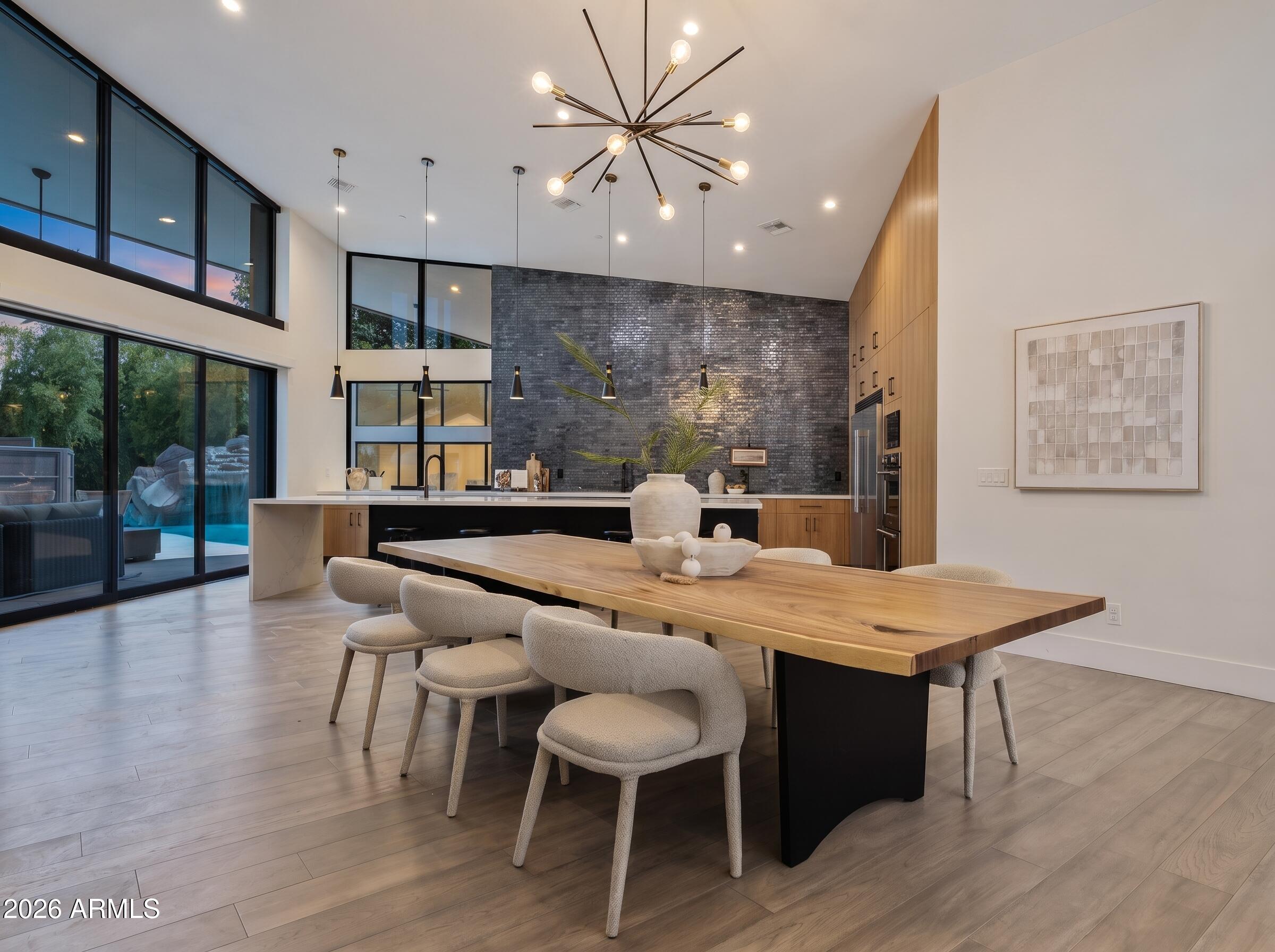 525 W LAMAR Road W