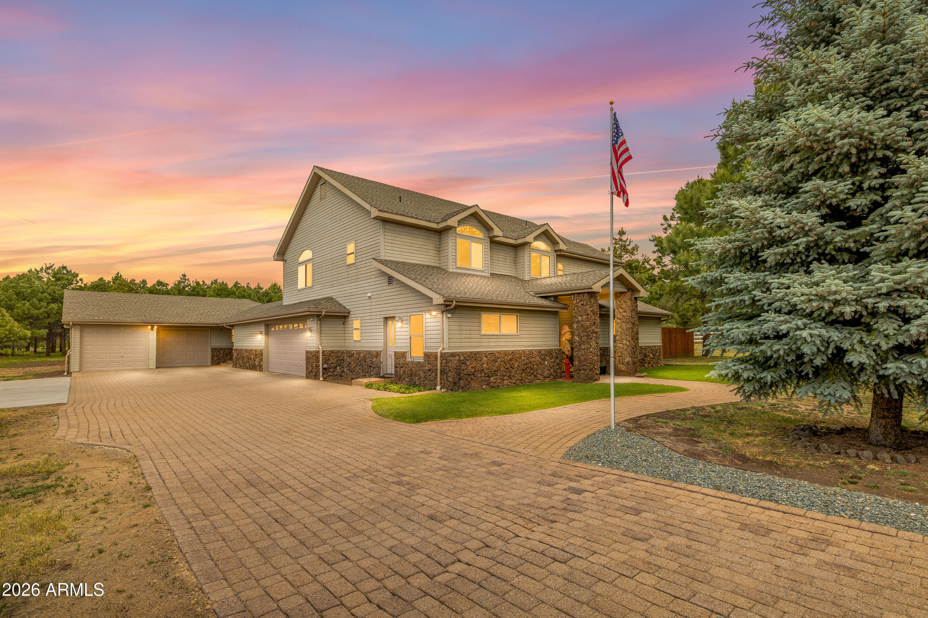 2705 W Creighton Drive