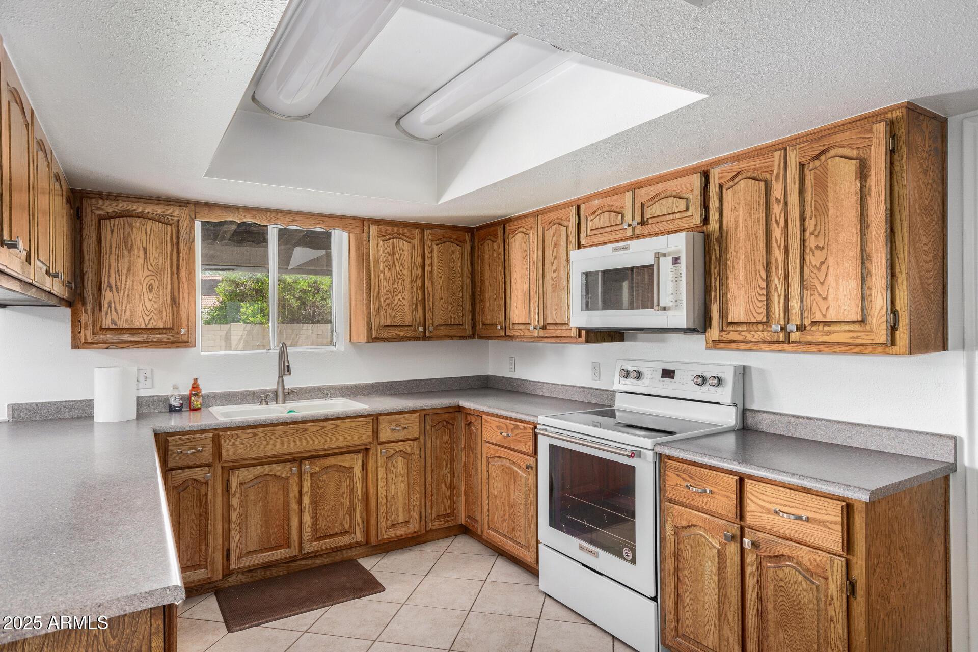 1004 E GEMINI Drive