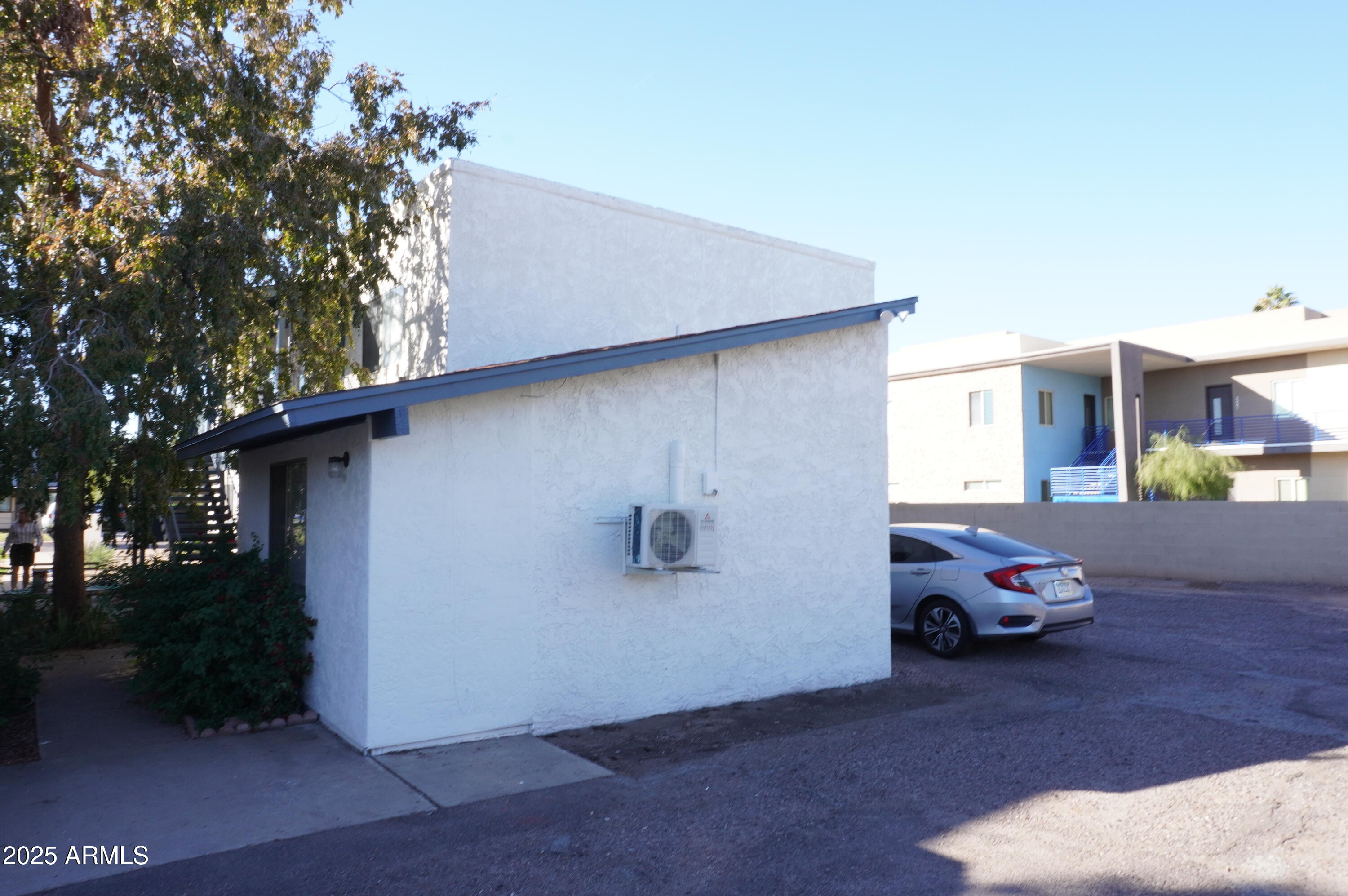 1101 S FARMER Avenue