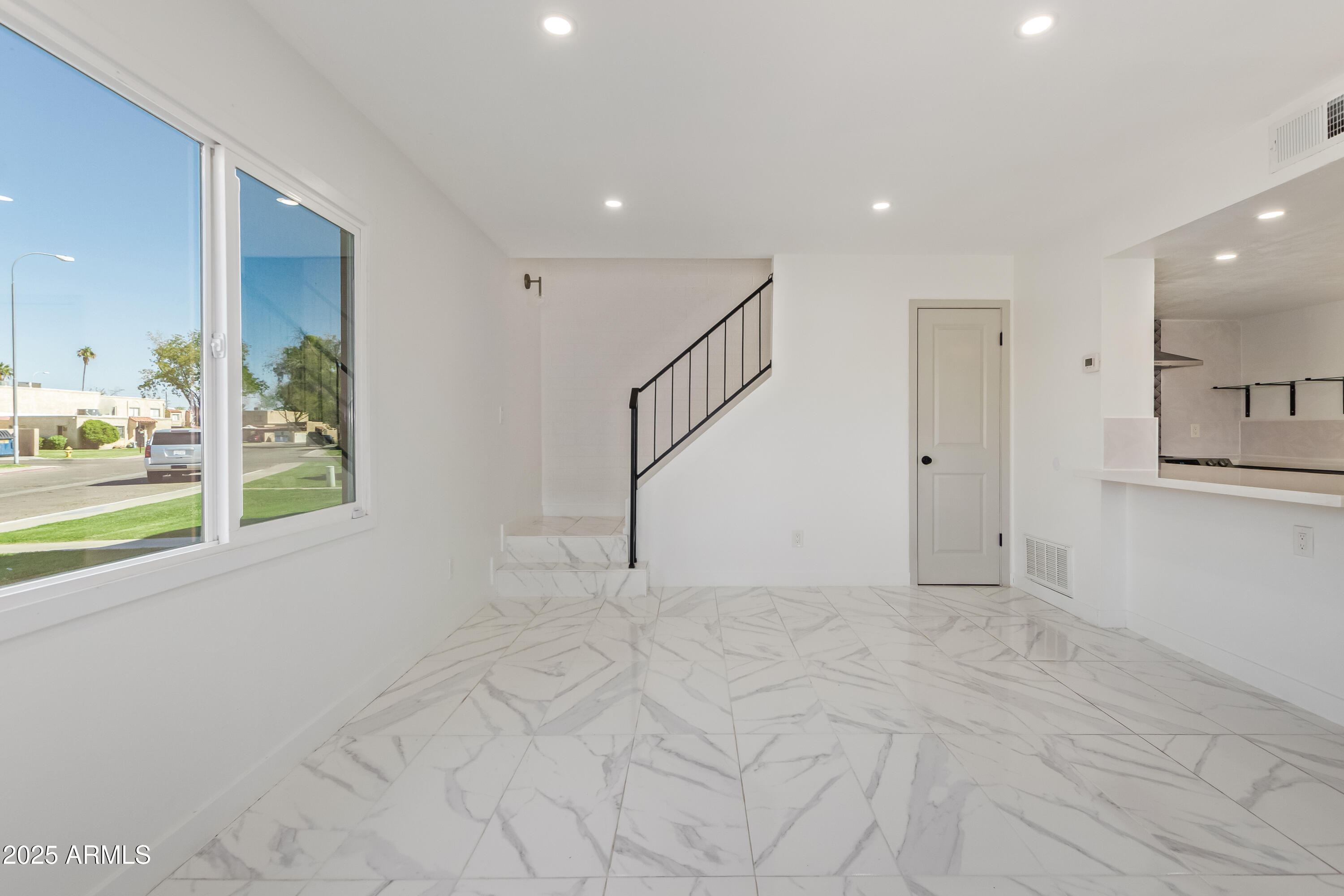 6756 W DEVONSHIRE Avenue