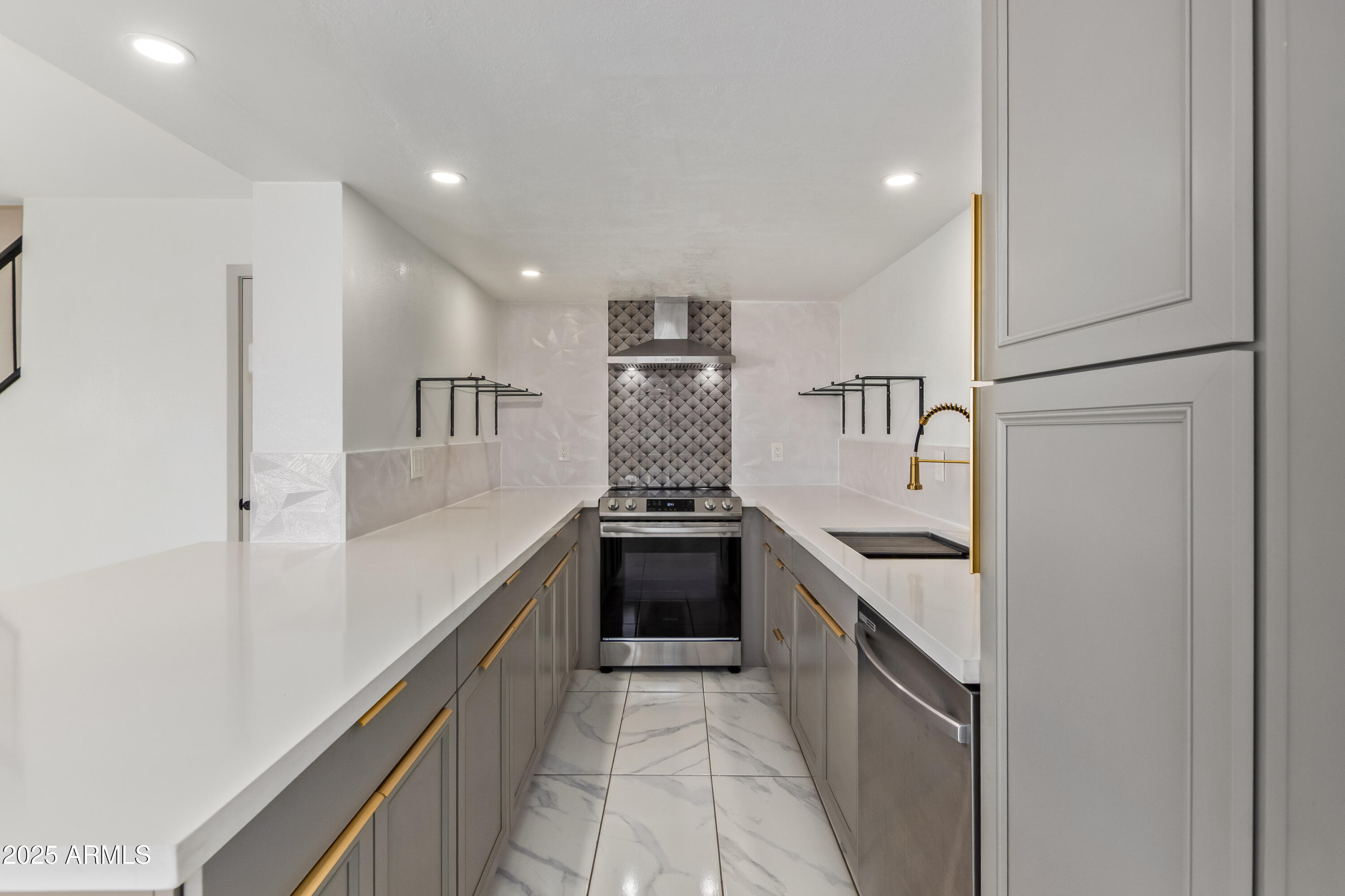 6756 W DEVONSHIRE Avenue