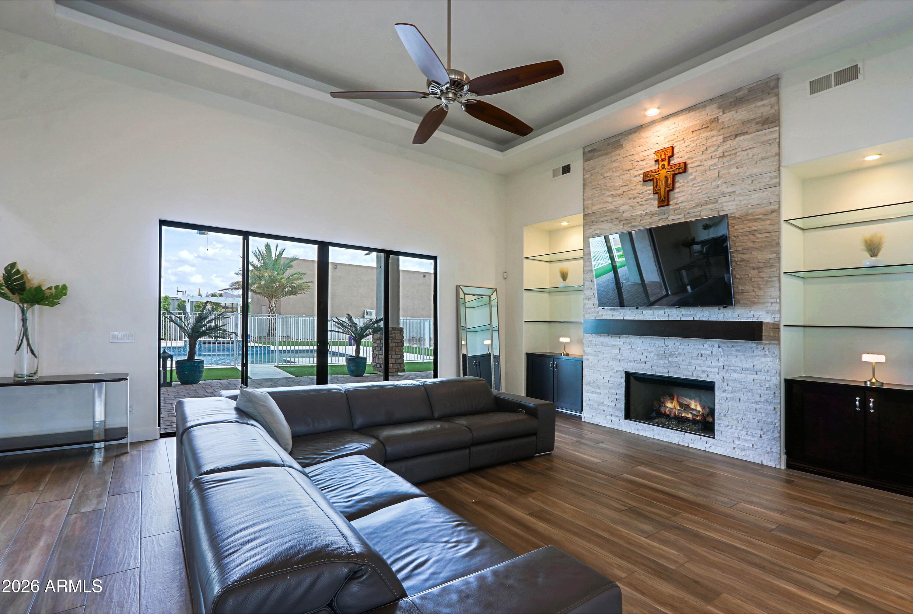 2814 W JORDON Lane