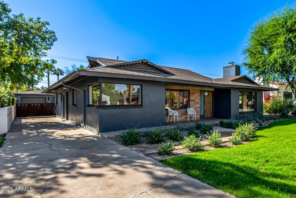 Photo of 517 W Holly Street, Phoenix, AZ 85003 (MLS # 6943708)