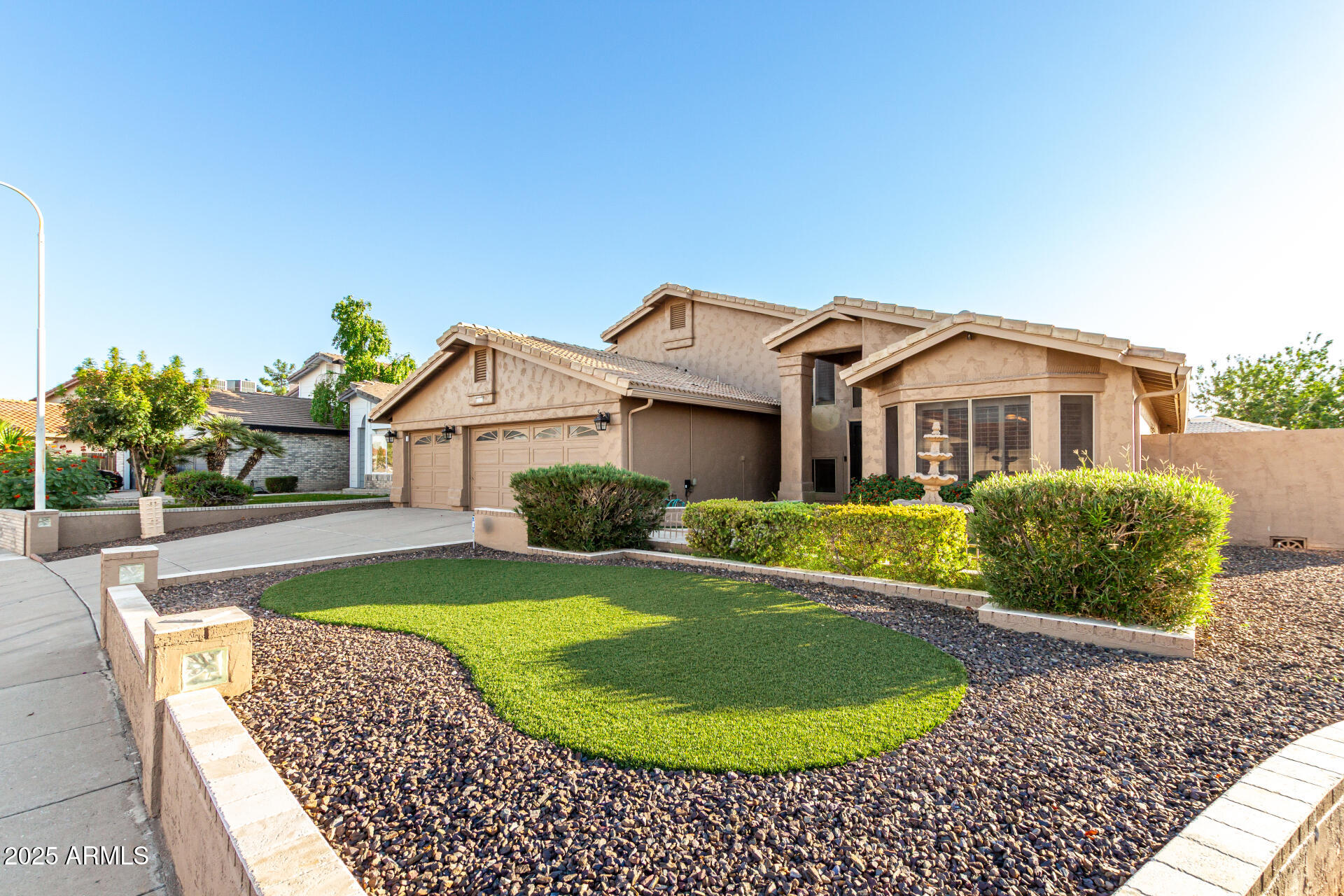 5633 W SAGUARO Drive