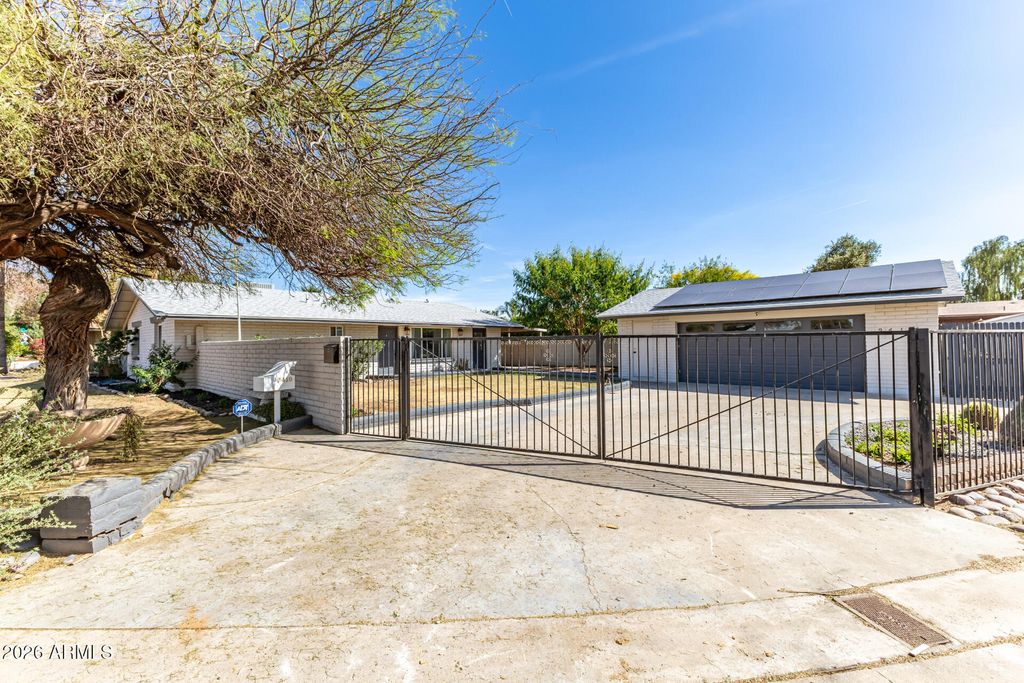 Photo of 2419 W Shaw Butte Drive, Phoenix, AZ 85029 (MLS # 7000726)