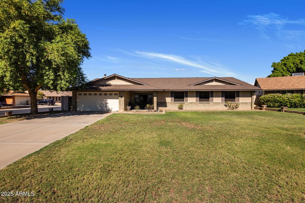 Photo of 5814 W Sunnyslope Lane, Glendale, AZ 85302 (MLS # 6920709)