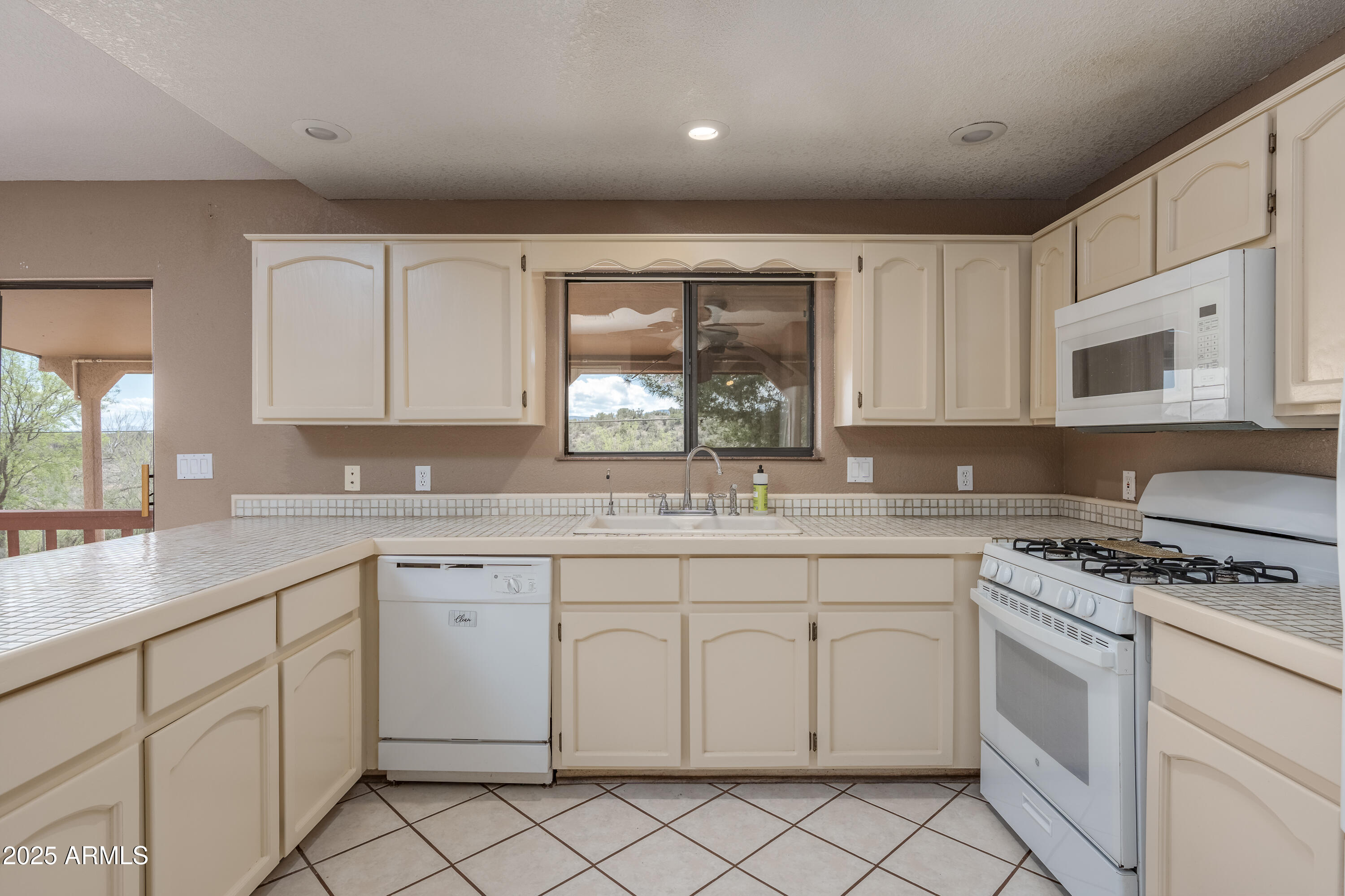 Cottonwood, Arizona 86326, United States, 3 Bedrooms Bedrooms, ,2 BathroomsBathrooms,Residential,Pending,182921