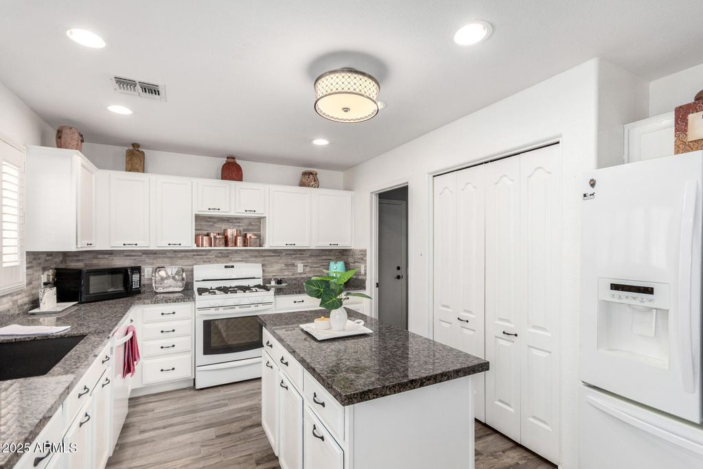 Photo of 452 E Dartmouth Drive, Casa Grande, AZ 85122 (MLS # 6899957)