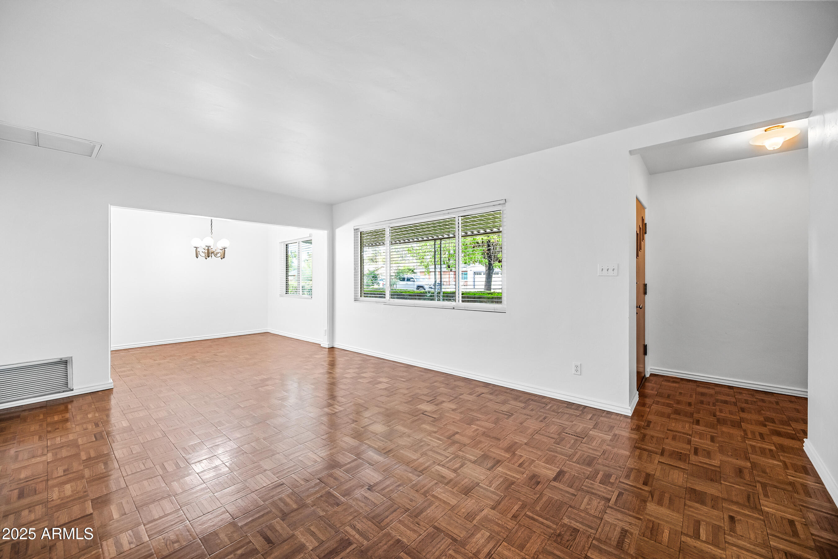 4039 E CAMBRIDGE Avenue