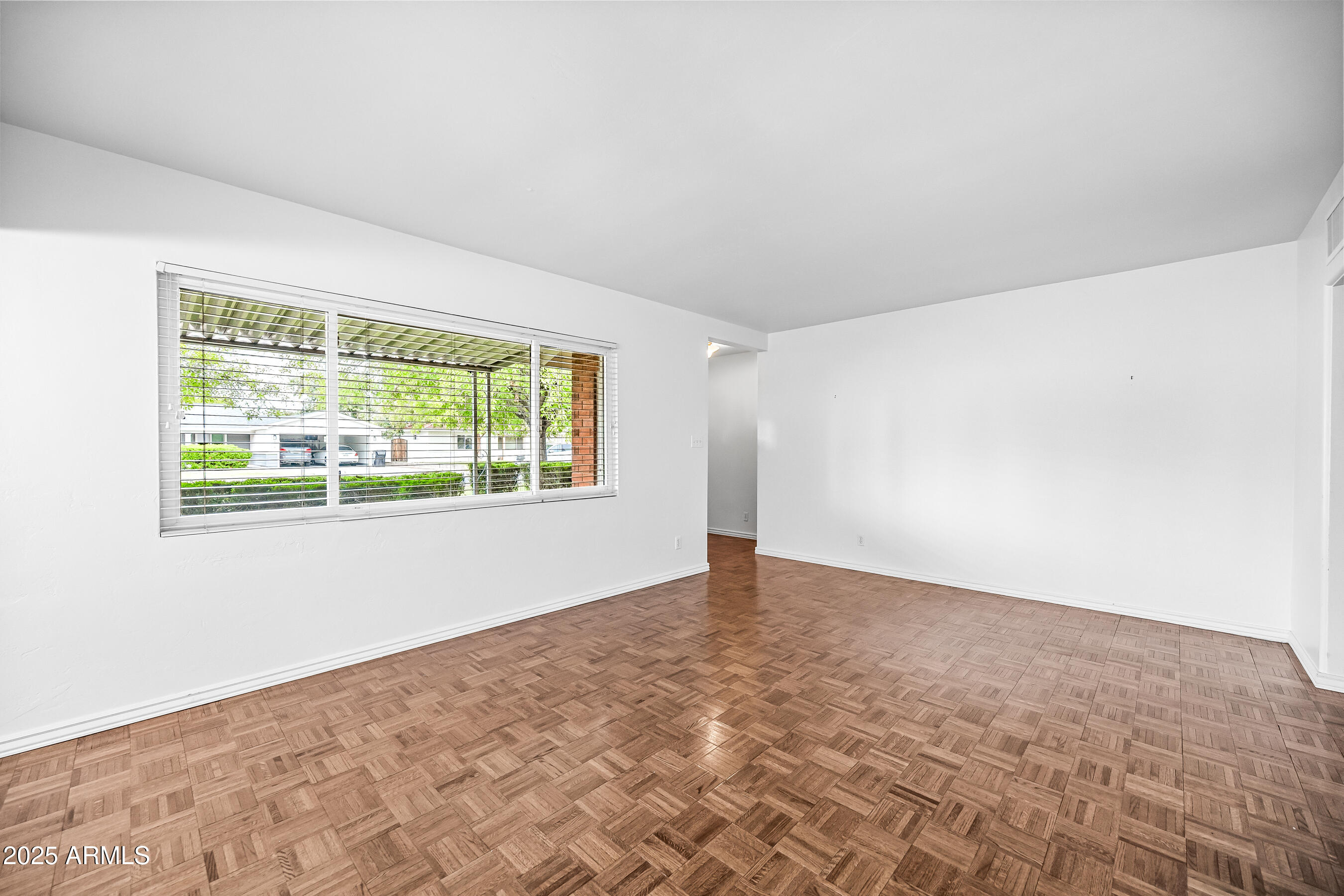 4039 E CAMBRIDGE Avenue