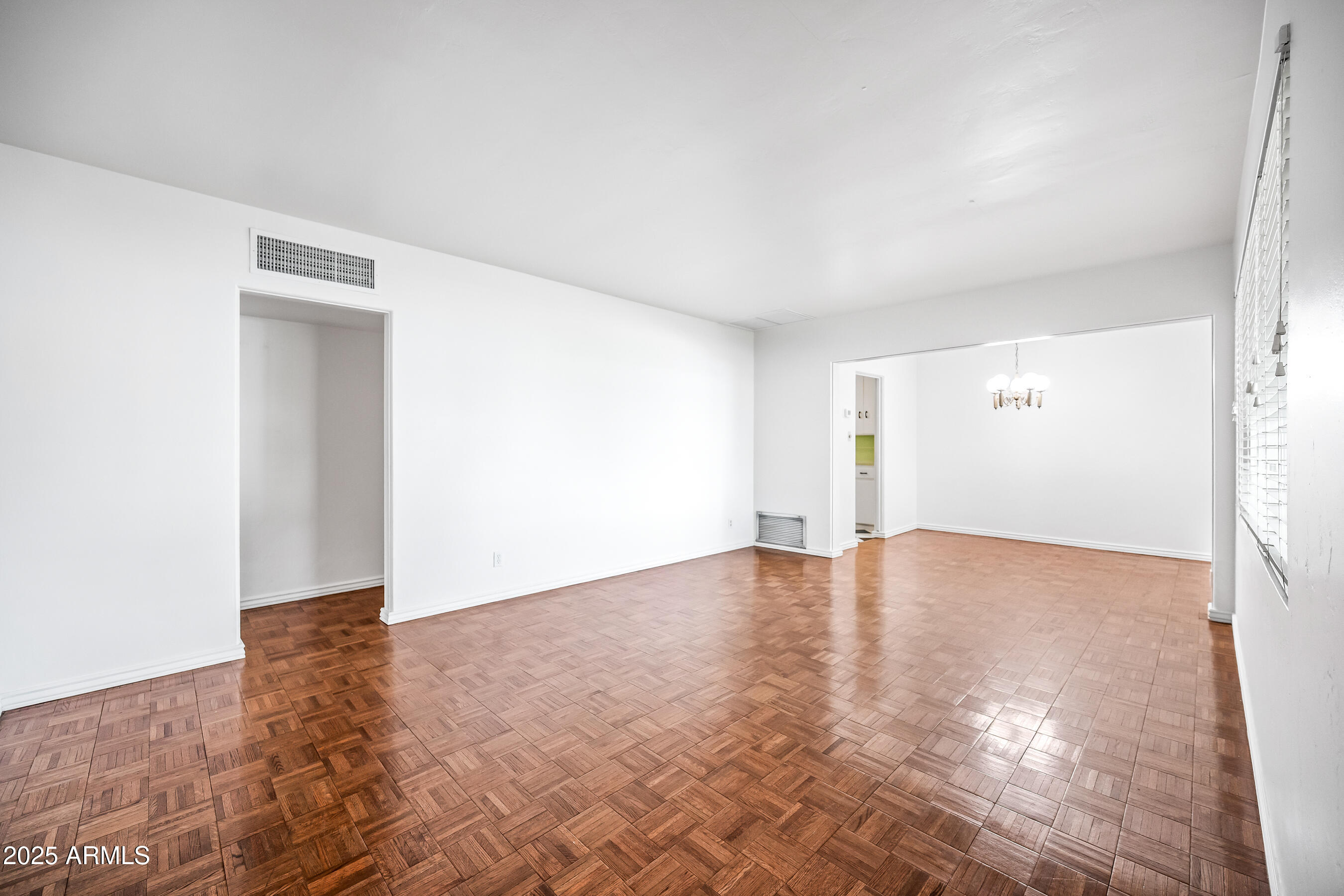 4039 E CAMBRIDGE Avenue