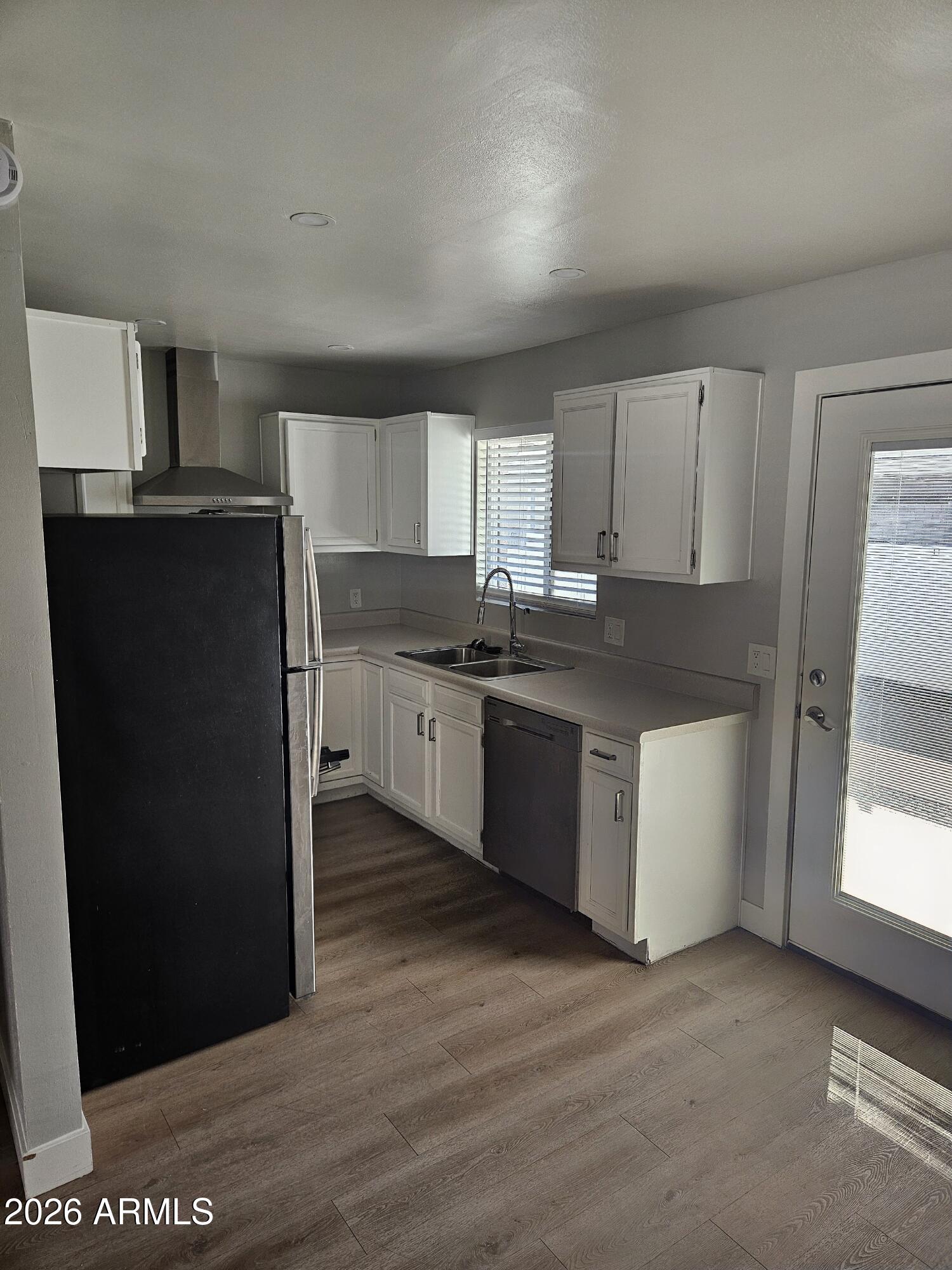 521 W MARYLAND Avenue 3