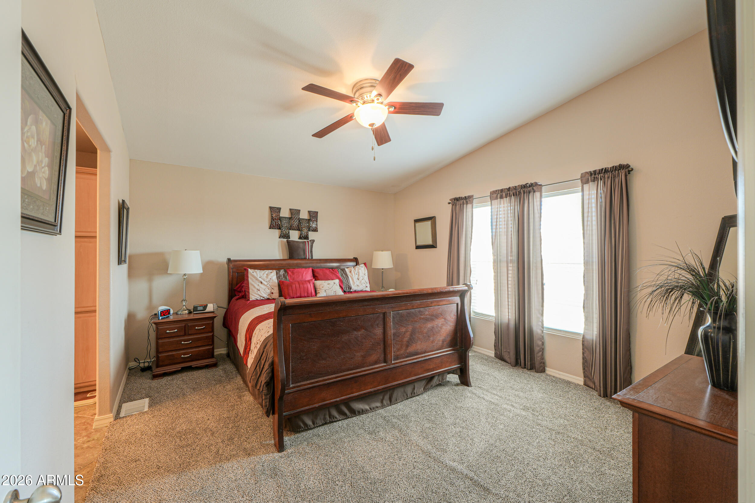 918 E LINCOLNWOOD Circle