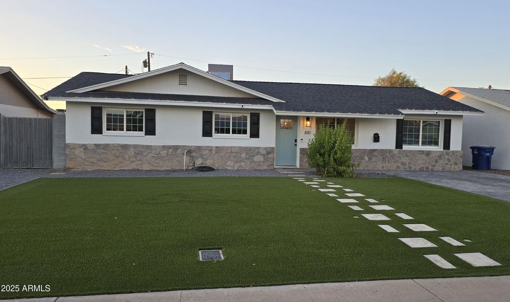 Photo of 810 W 18th Street, Tempe, AZ 85281 (MLS # 6919362)