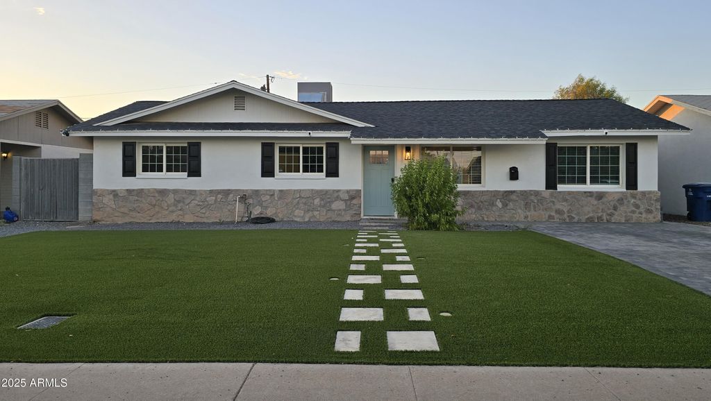 Photo of 810 W 18th Street, Tempe, AZ 85281 (MLS # 6919362)