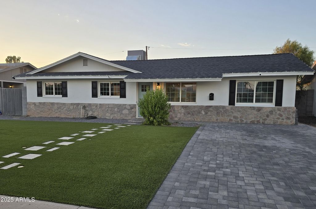 Photo of 810 W 18th Street, Tempe, AZ 85281 (MLS # 6919362)