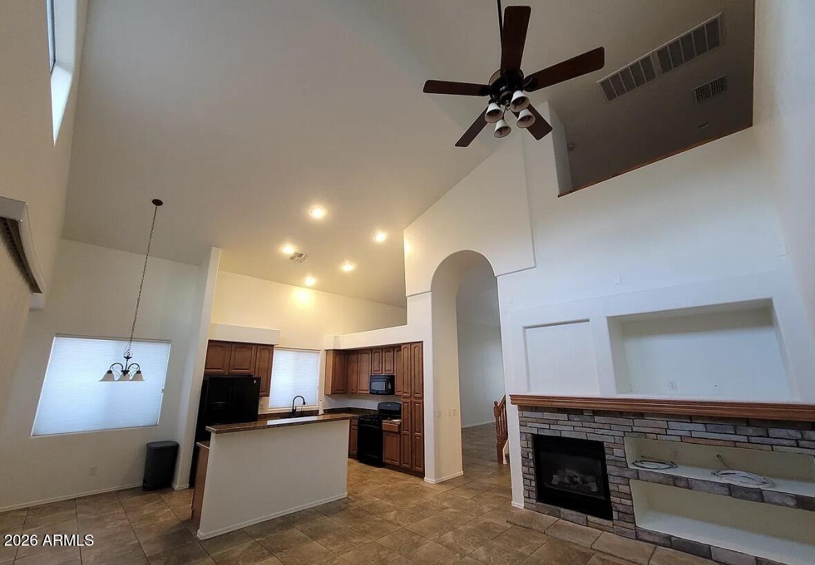 2406 W RED RANGE Way