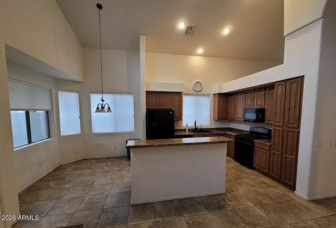 2406 W RED RANGE Way