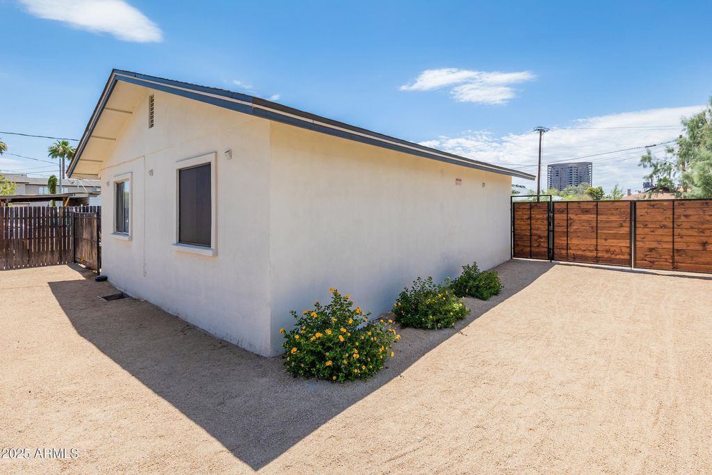 Photo of 1011 E Amelia Avenue, Phoenix, AZ 85014 (MLS # 6952660)