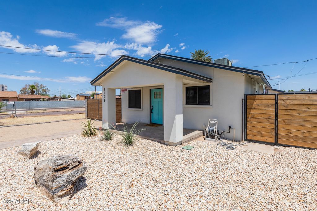 Photo of 1011 E Amelia Avenue, Phoenix, AZ 85014 (MLS # 6952660)