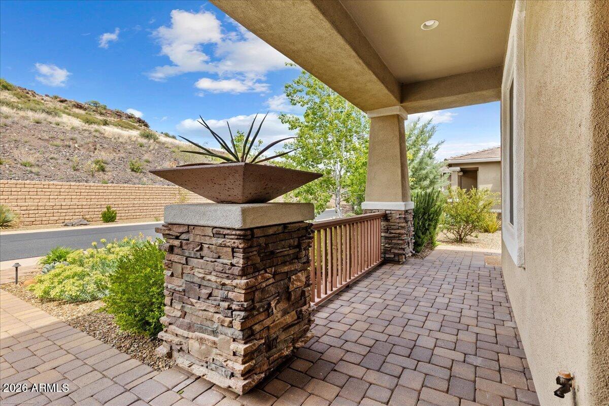 1221 S LAKEVIEW Drive