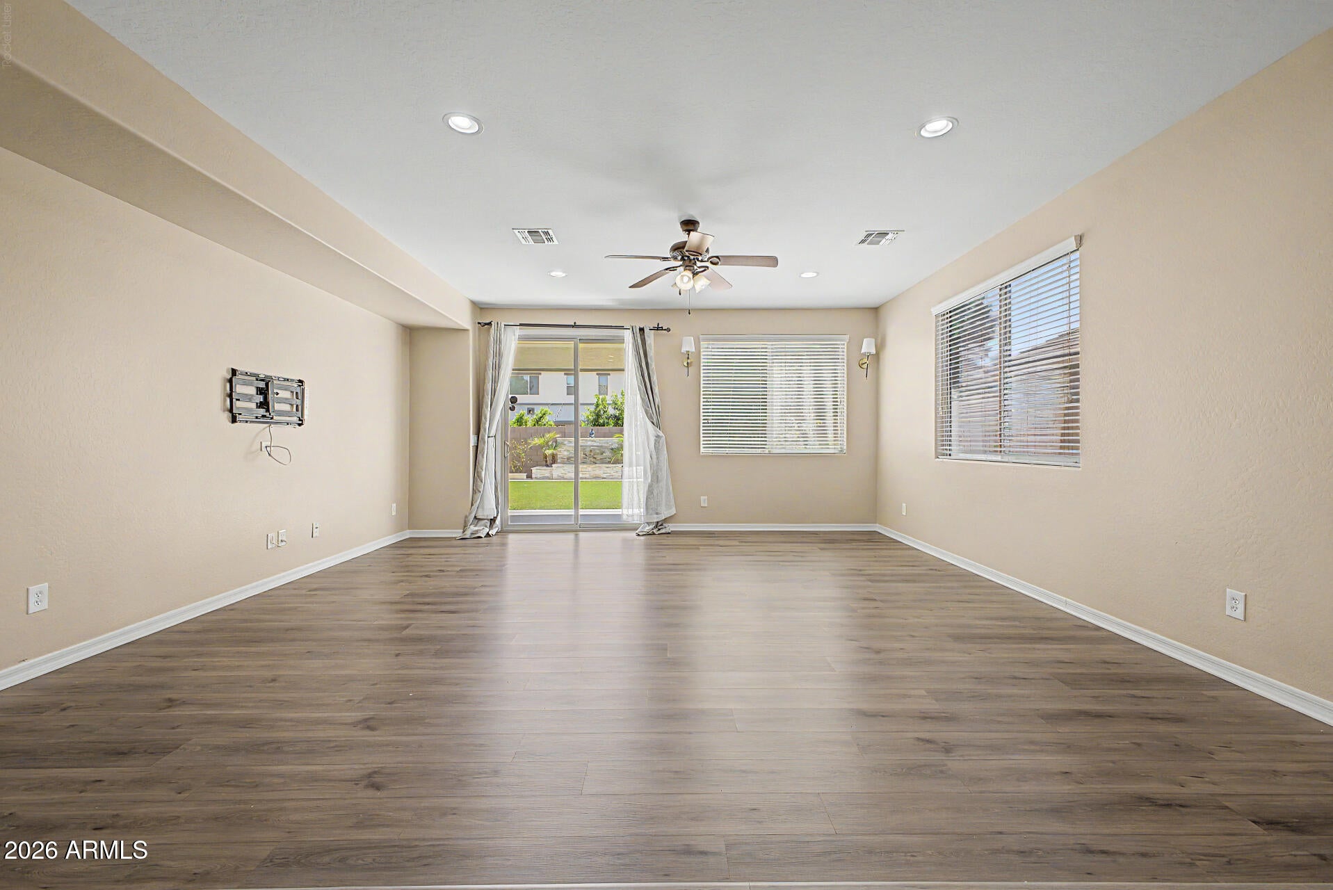 2531 E ELEANA Lane